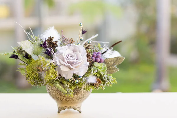 Ramo tiene ramas de árbol de Navidad y flores artificiales . Imagen De Stock