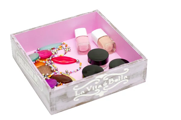 Abalorios y esmalte de uñas están en la caja . — Foto de Stock
