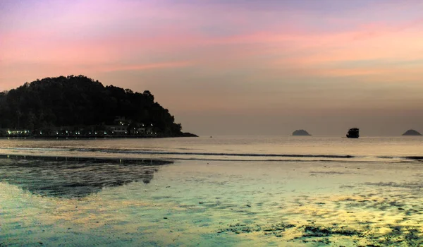 Puesta de sol en una isla en el Golfo de Tailandia — Foto de Stock