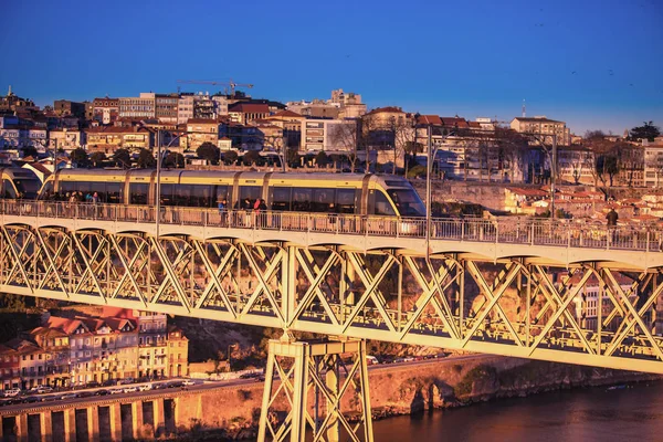 Train de métro passe sur le pont Louis — Photo