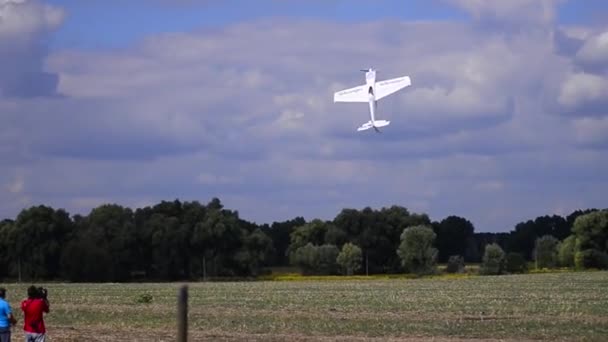 Virage modelvliegtuigen met een propeller-vliegtuig — Stockvideo