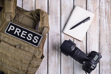 Vücut zırh gazeteci, defter ve kamera