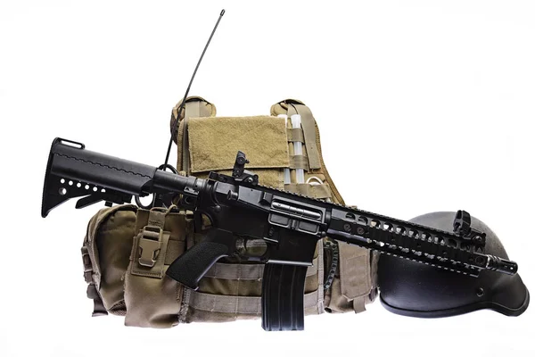 Chaleco antibalas, casco y rifle del ejército aislados — Foto de Stock