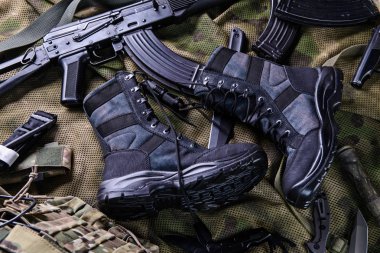 Modern siyah savaş çizmeler