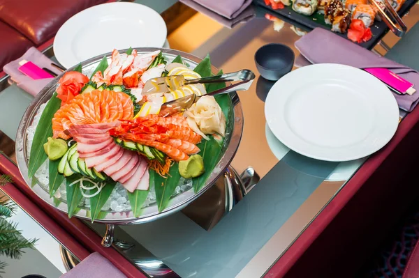 Ensemble de sashimi servi table — Photo