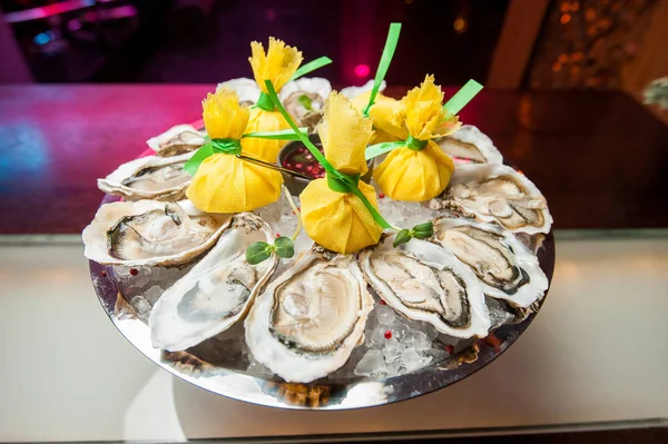 Opened oysters with lemon — Stock Photo, Image