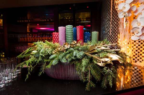Рождественское украшение со свечой — стоковое фото