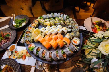 Plaka suşi farklı tipleri ile. Seçici odak