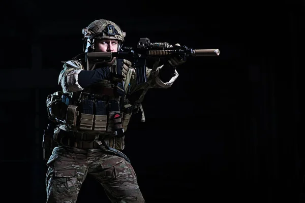 Soldado com rifle apontando para o alvo — Fotografia de Stock
