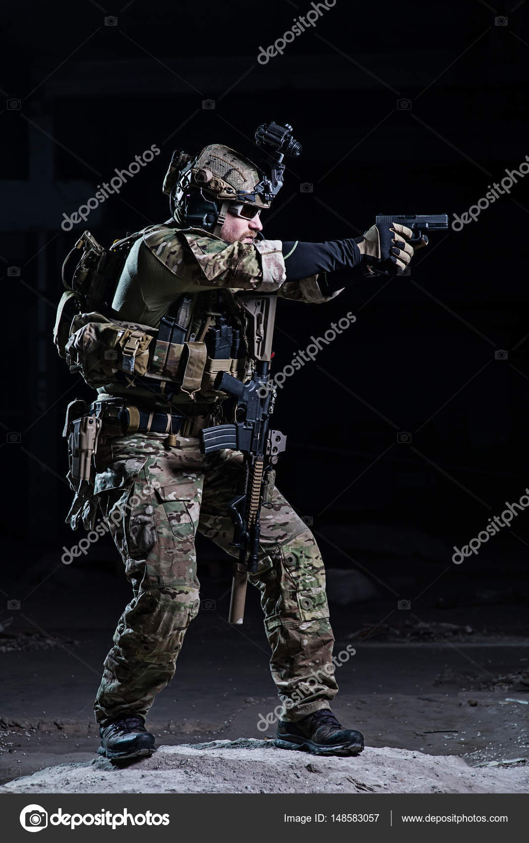 Spec ops soldier with pistol Stock Photo by ©Nesterenko_Max 148583057