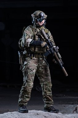 Asker gece görüş cihazı ve tüfek