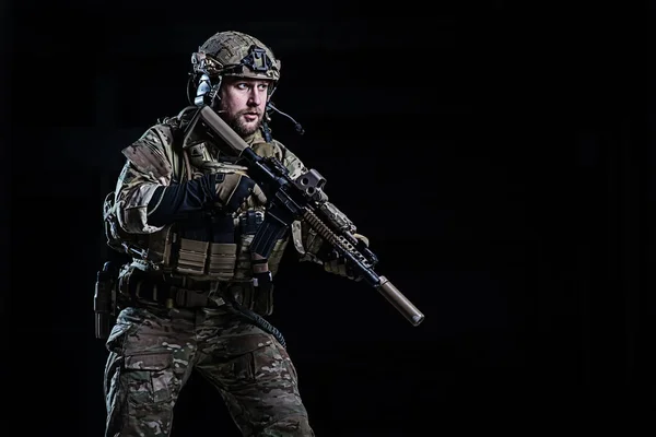 Oficial SWAT con rifle — Foto de Stock