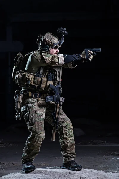 Spec ops soldier with pistol — Stock Photo, Image