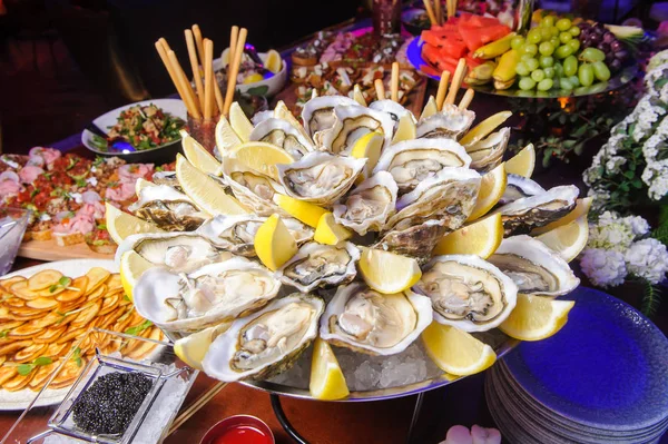 Oysters with lemon.Selective focus — Stock Photo, Image