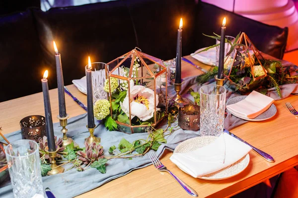 Table setting for date in restaurant.Selective focus — Stock Photo, Image