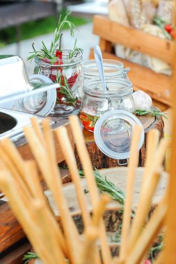 Cam kavanozlarda Barbekü için çeşniler