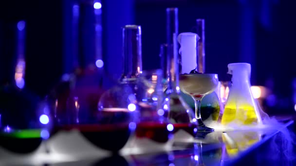 Cocktail mit kochenden Chemikalien in Fläschchen — Stockvideo