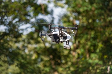 Yeşil ağaç çerçevede dron uçan