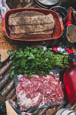 Et mangal, maydanoz ve jamon masada. Seçici odak