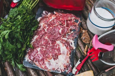 Jamon ormanda ahşap masa üzerinde yeşillikleri ile. Seçici odak