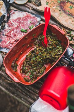 Maydanoz ve kırmızı sos baharat Barbekü. Seçici odak