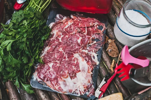 Jamon ormanda ahşap masa üzerinde yeşillikleri ile. Seçici odak