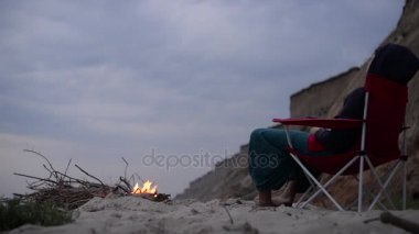 Kız yakınındaki plajda kamp ateşi