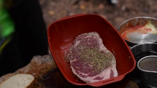 Hombre cocinando filetes — Vídeo de stock