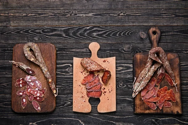 Três tipos de salsicha seca italiana — Fotografia de Stock