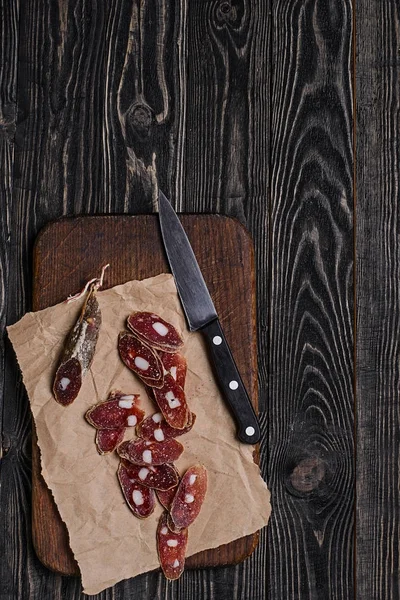 Chorizo, mutfak bıçağı ve yağ ile kıyılmış sığır sosis parçaları