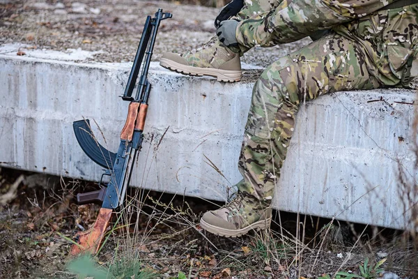 Солдат Язує Шнурки Чоловіка Уніформі Язує Шнурки Військових Чоботях Вибірковий — стокове фото