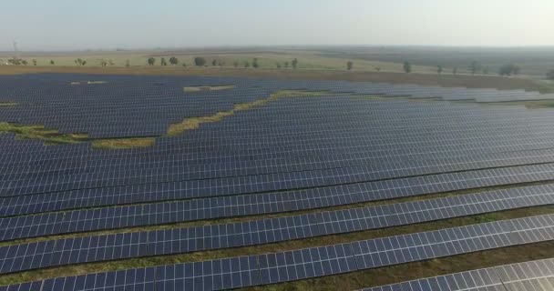 Vista aérea. Volando sobre la planta de energía solar con sol. Paneles solares y sol. Disparo aéreo con drones. 4K 30fps — Vídeo de stock