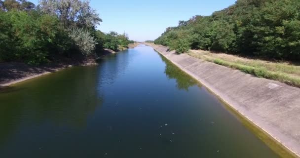 灌溉渠。鸟瞰图。用水量系统。无人驾驶飞机飞越一条灌溉渠. — 图库视频影像