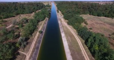 Sulama kanalı. Havadan görünümü. rrigation sistemleri. Drone üzerinde bir sulama kanalına uçan.