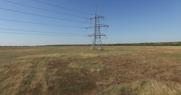 AÉRIAL : Survoler la tour électrique à haute tension et les lignes électriques. Un drone aérien. 4K 30fps — Video