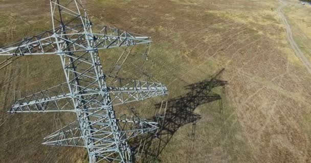 Luchtfoto: Opvliegende de hoogspanning elektriciteit toren en hoogspanningsleidingen. Luchtfoto drone schoot. 4k 30fps — Stockvideo