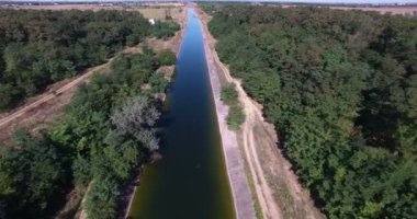 Sulama kanalı. Havadan görünümü. rrigation sistemleri. Drone üzerinde bir sulama kanalına uçan.