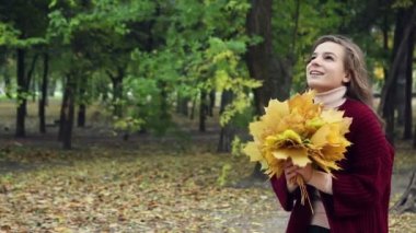 Sonbahar rüzgarı zevk kırmızı panço esmer.