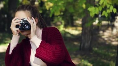 Kız bir fotoğraf üzerinde eski fotoğraf makinesi yapar. Photoshoot Güz.