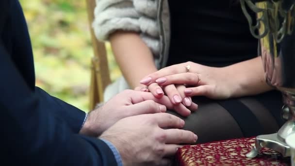 Reconocimiento, de un hombre y una mujer tomados de la mano . — Vídeo de stock