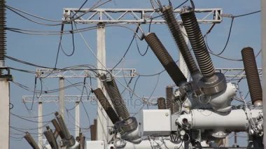 Elektrik santralinde yüksek voltajlı devre kesici.