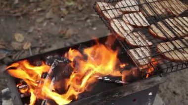 Dallar üzerinde ızgara ekmek ile Barbekü