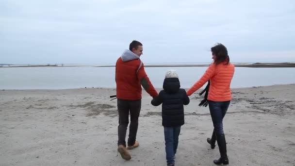 Famiglia che si tiene per mano, si avvicina al fiume . — Video Stock