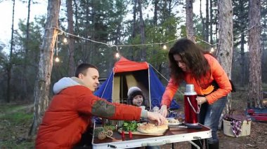 Anne, baba ve küçük oğulları piknik için ormanda bir hafta sonu geçirmek.