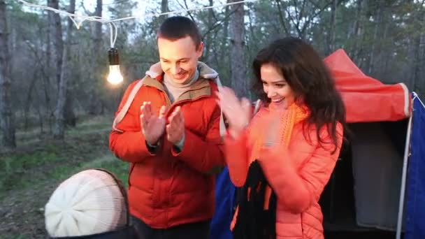 I skogen lyser familjen en lampa. — Stockvideo