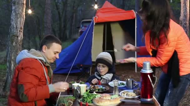 Glad ung familj ha picknick i höst skog. — Stockvideo