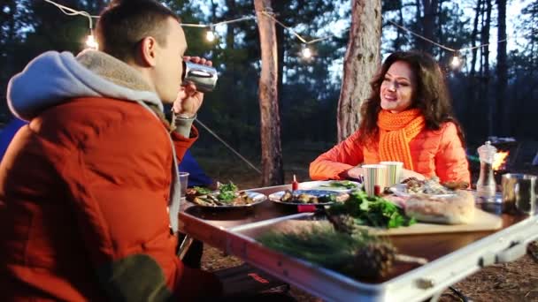 Feliz pareja sonriente en el bosque de otoño en el picnic. Buenas noches. — Vídeos de Stock