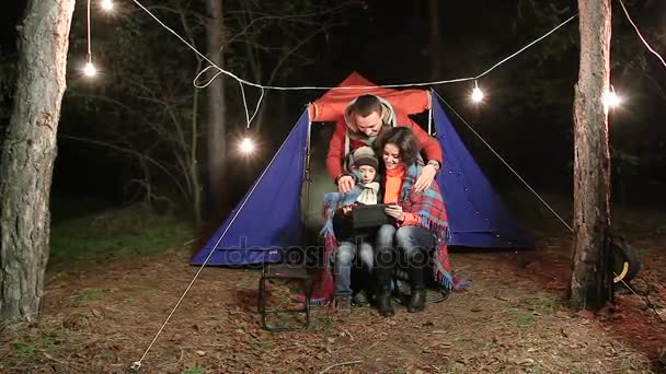 Vacaciones familiares en un bosque de pinos. trabajar en la tableta . — Vídeos de Stock