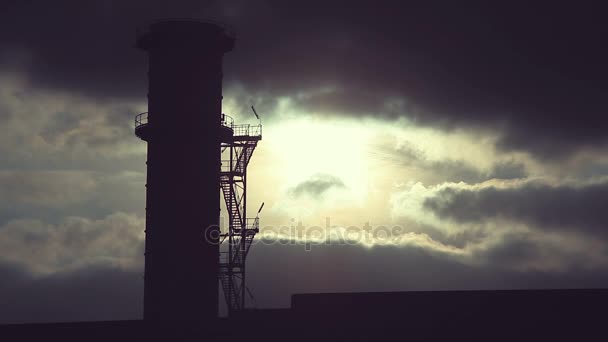 Schoorsteen metallurgische fabriek "Interpipe" in Dnepropetrovsk. — Stockvideo