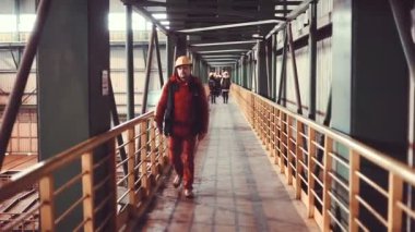 Metalurji bitki üzerinde iş adam gider.